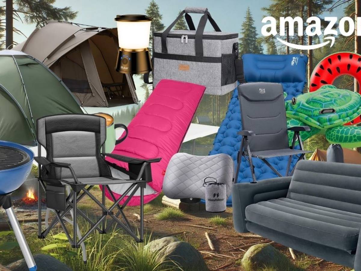Camping Produkte wie Zelt, Schlafsack, Luftmatratze, Isomatte Grill und mehr vor einem Wald mit See und blauem Himmel.