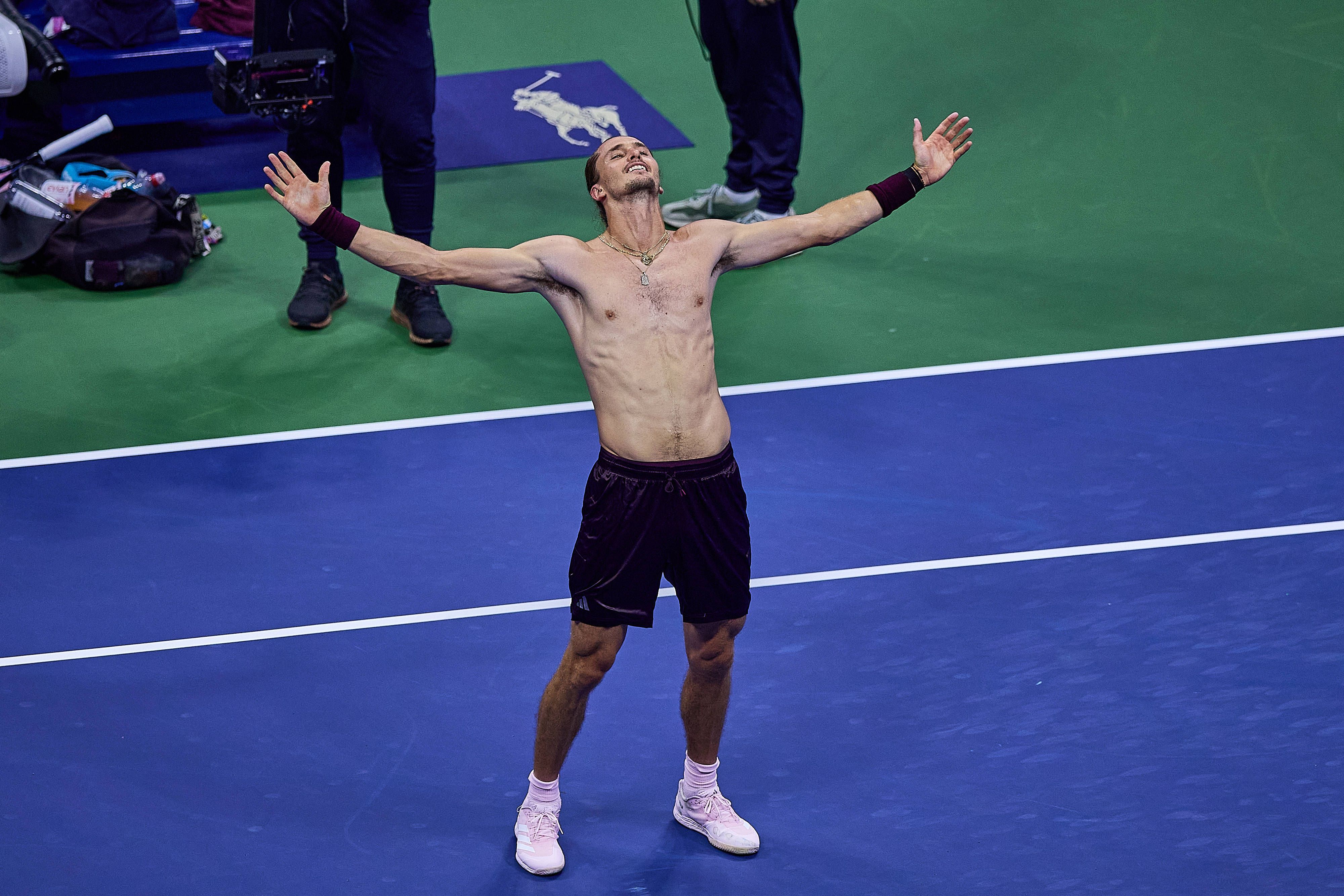 Alexander Zverev lässt sich ohne T-Shirt von den Fans bei den US Open feiern.