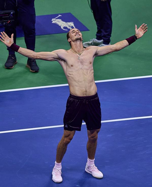 Alexander Zverev lässt sich ohne T-Shirt von den Fans bei den US Open feiern.