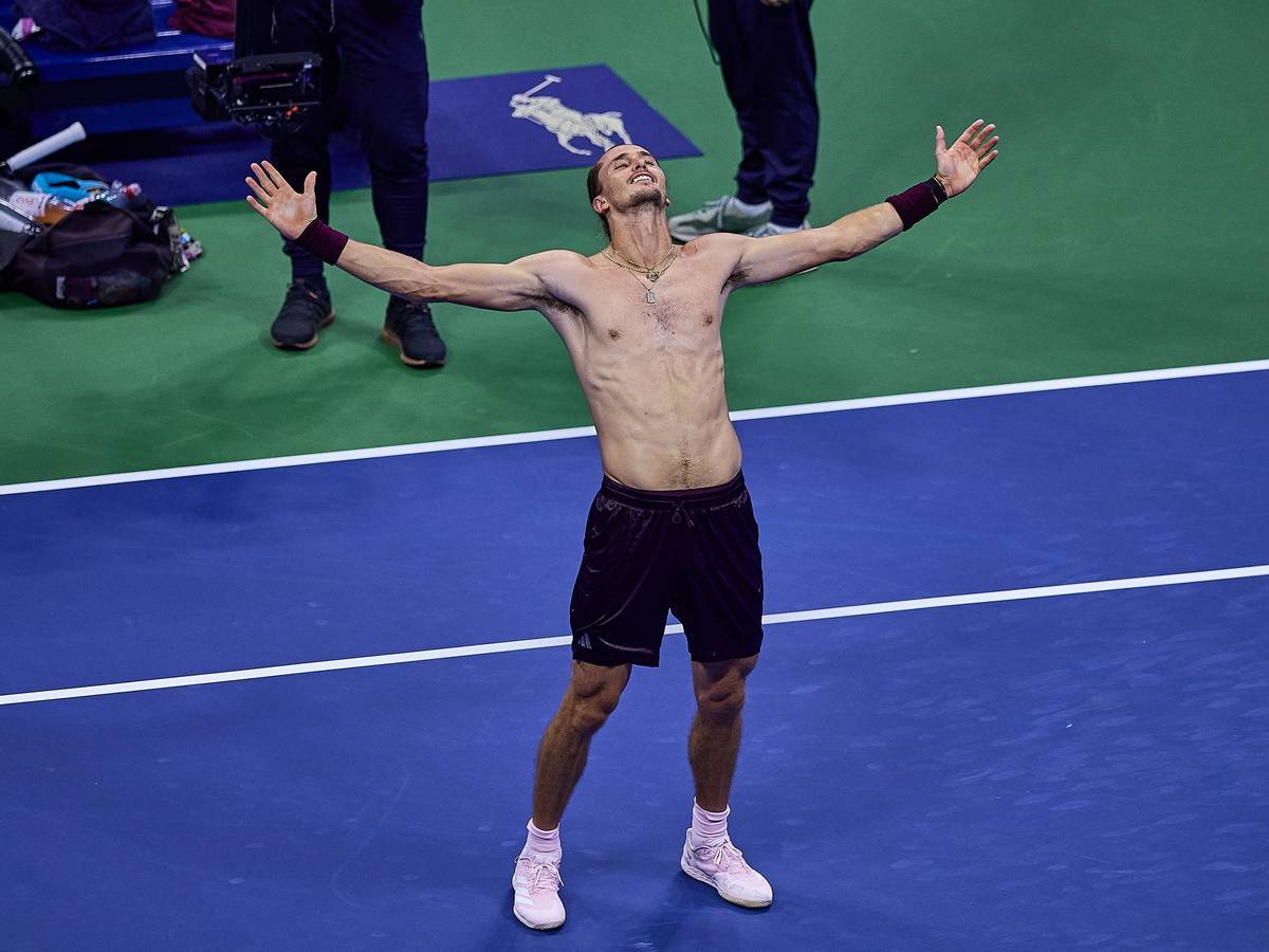 Alexander Zverev lässt sich ohne T-Shirt von den Fans bei den US Open feiern.