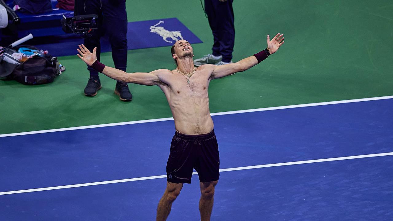 Alexander Zverev lässt sich ohne T-Shirt von den Fans bei den US Open feiern.