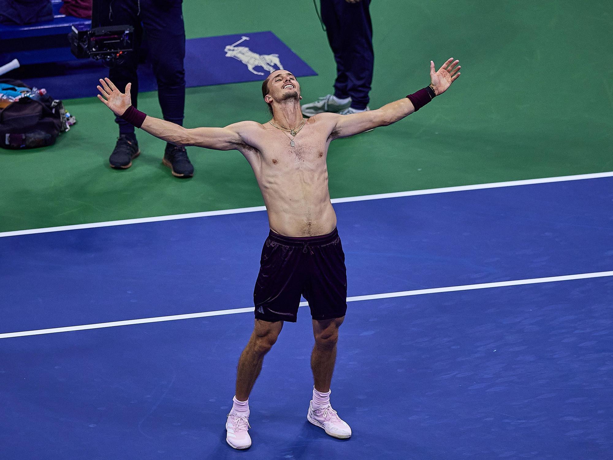 Alexander Zverev lässt sich ohne T-Shirt von den Fans bei den US Open feiern.