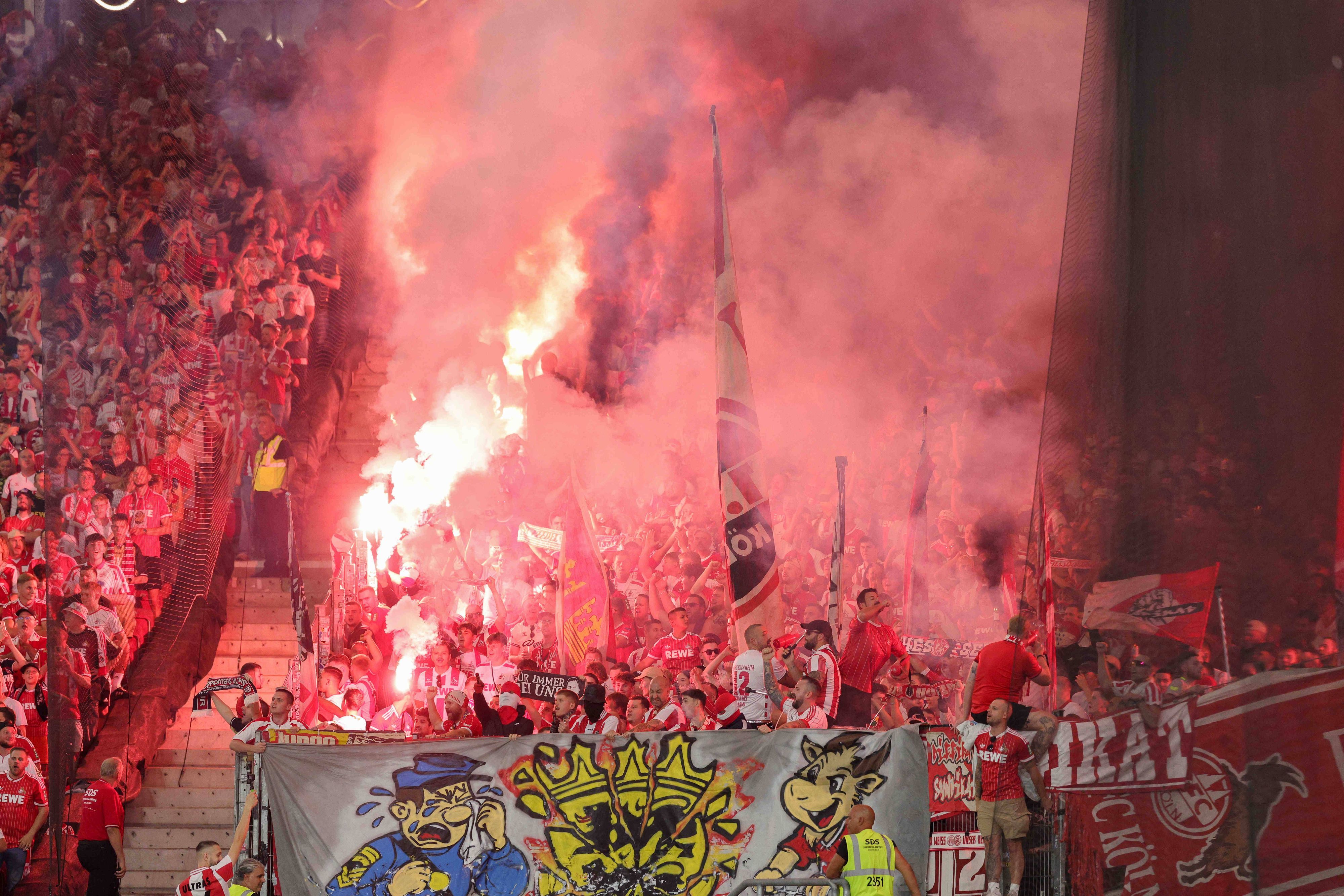 Die Fans des 1. FC Köln zündelten am Freitag ordentlich vor dem Anpfiff in Stuttgart.