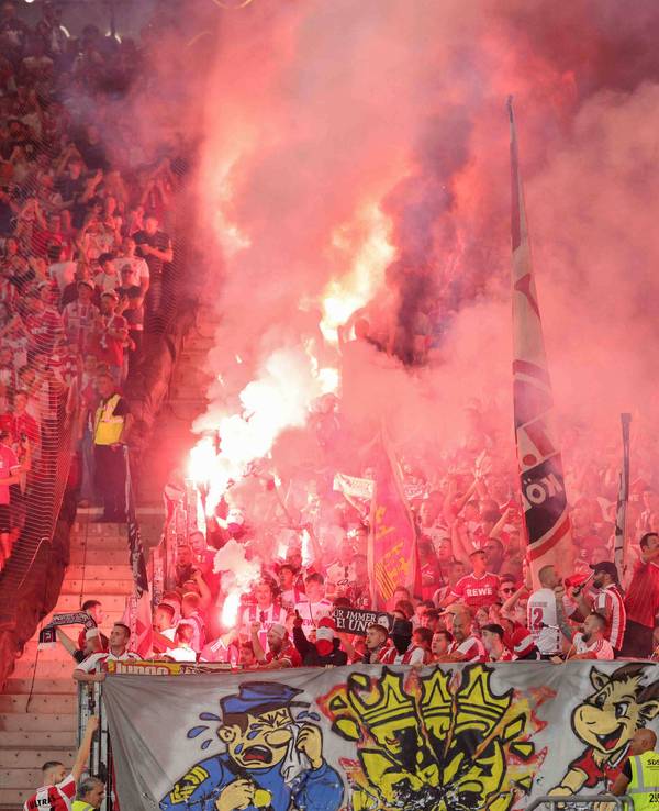 Die Fans des 1. FC Köln zündelten am Freitag ordentlich vor dem Anpfiff in Stuttgart.