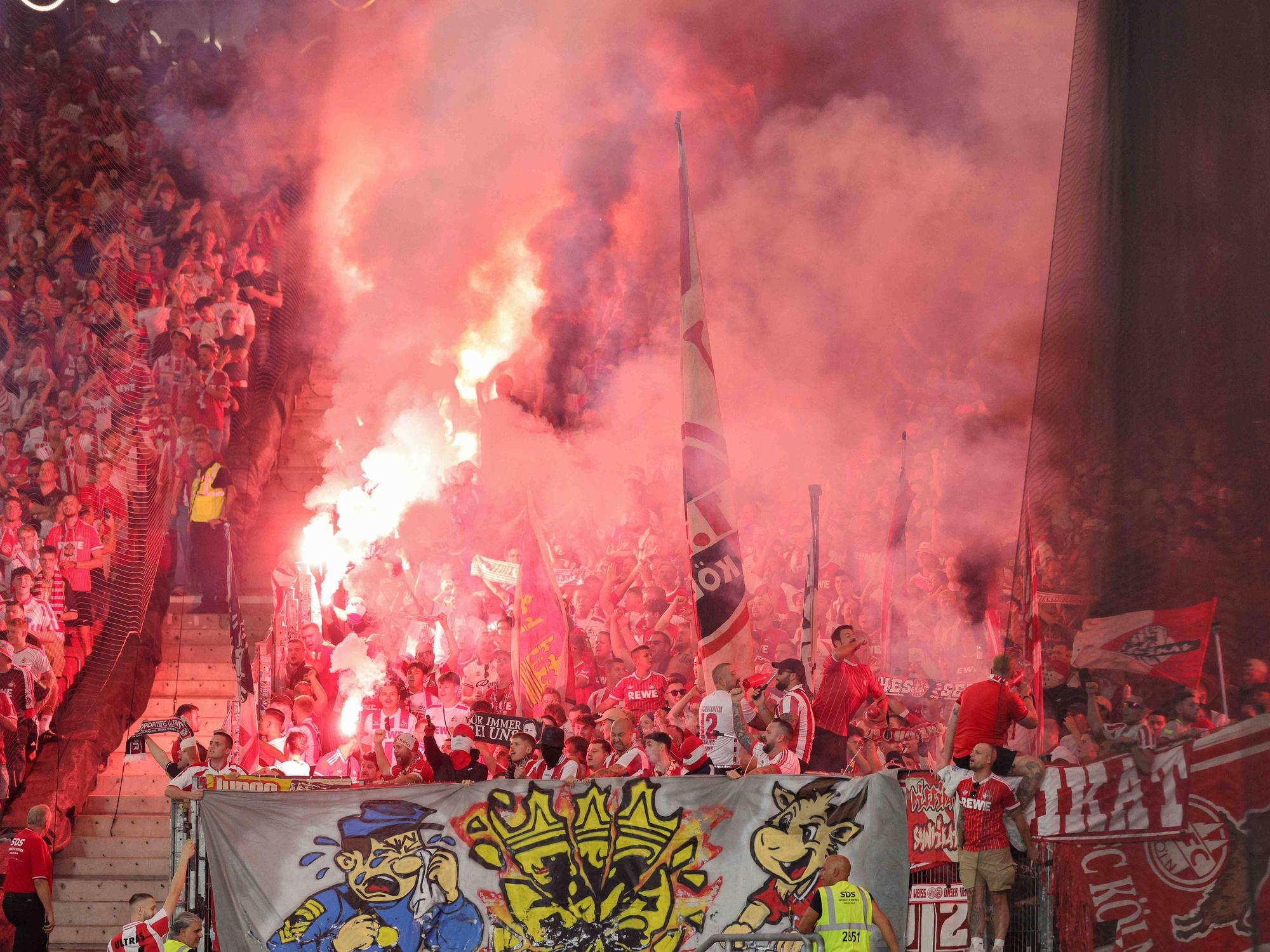 Die Fans des 1. FC Köln zündelten am Freitag ordentlich vor dem Anpfiff in Stuttgart.