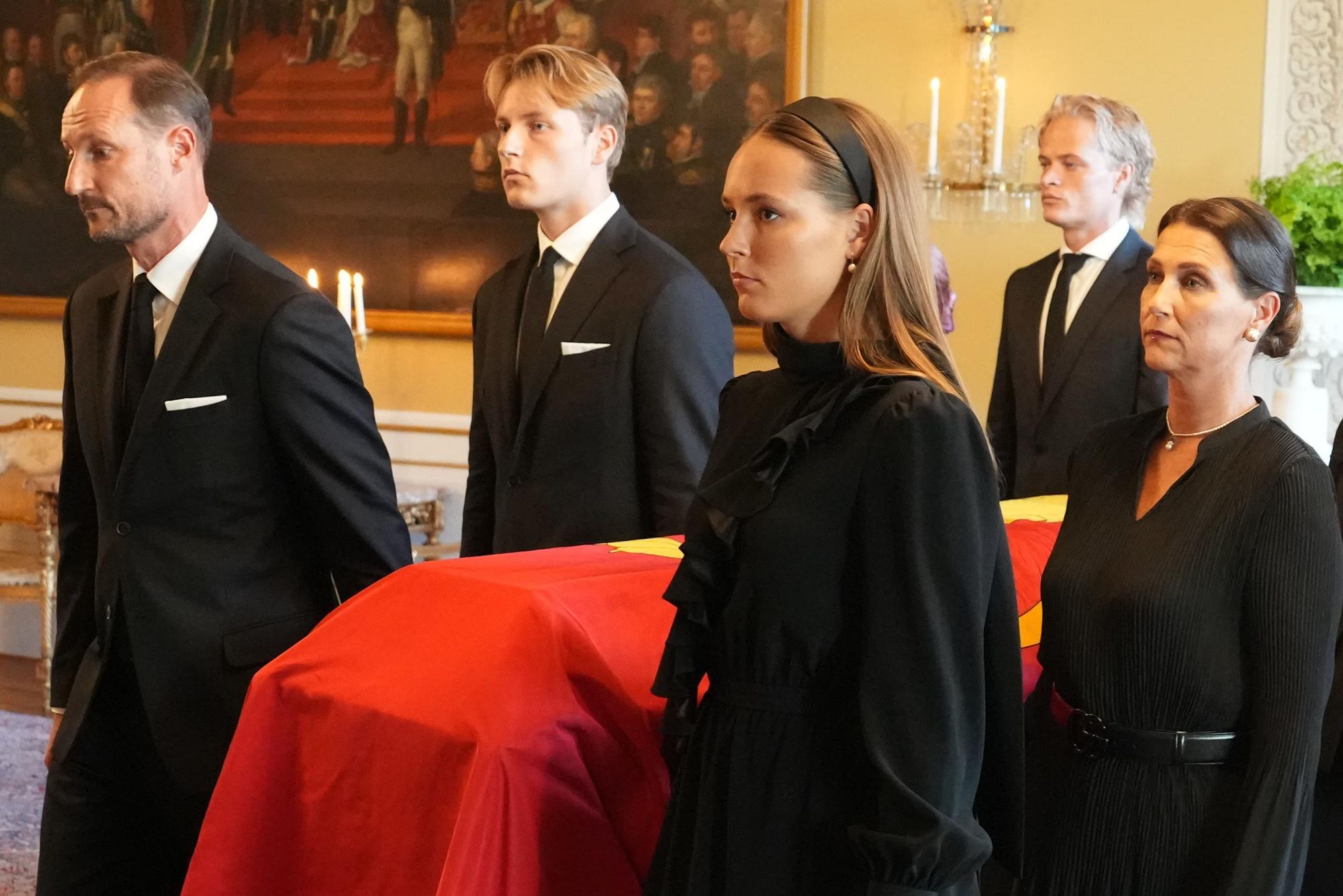 Der Sarg von König Harald V. wird von Mitgliedern der norwegischen Königsfamilie, König Haakon VIII. (hinten, l-r), Prinz Sverre Magnus, Maud Angelica Behn, (verdeckt), Marius Borg Høiby, Kronprinzessin Ingrid Alexandra (vorne, l-r) und Haakons Schwester Märtha Louise vom Roten Salon in die Schlosskapelle überführt.