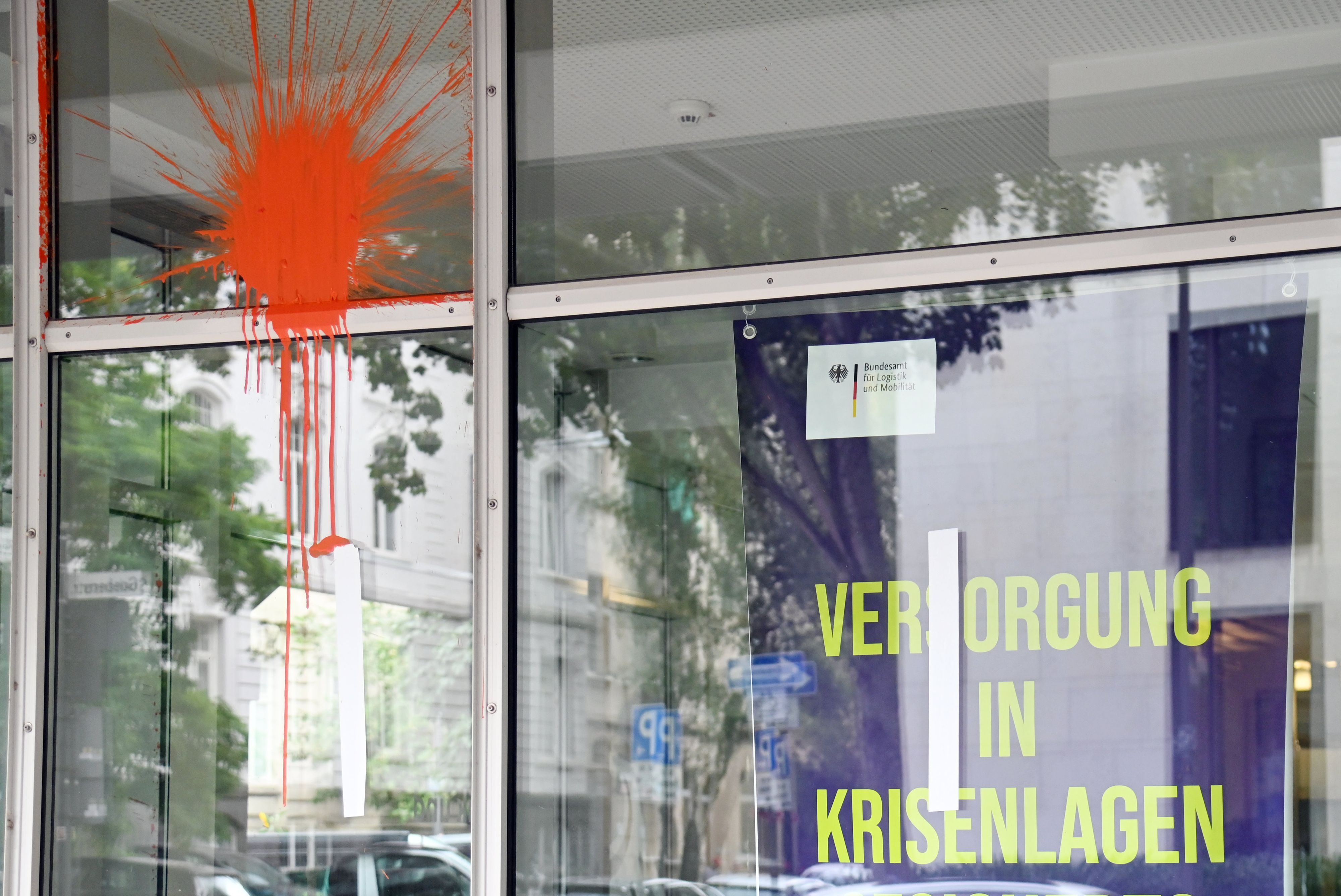 04.09.2026 Köln. Auf das Gebäude des Bundesamts für Logistik und Mobilität hat es einen Farbanschlag gegeben. Auch von einer Farbbombe war die Rede. Foto: Alexander Schwaiger