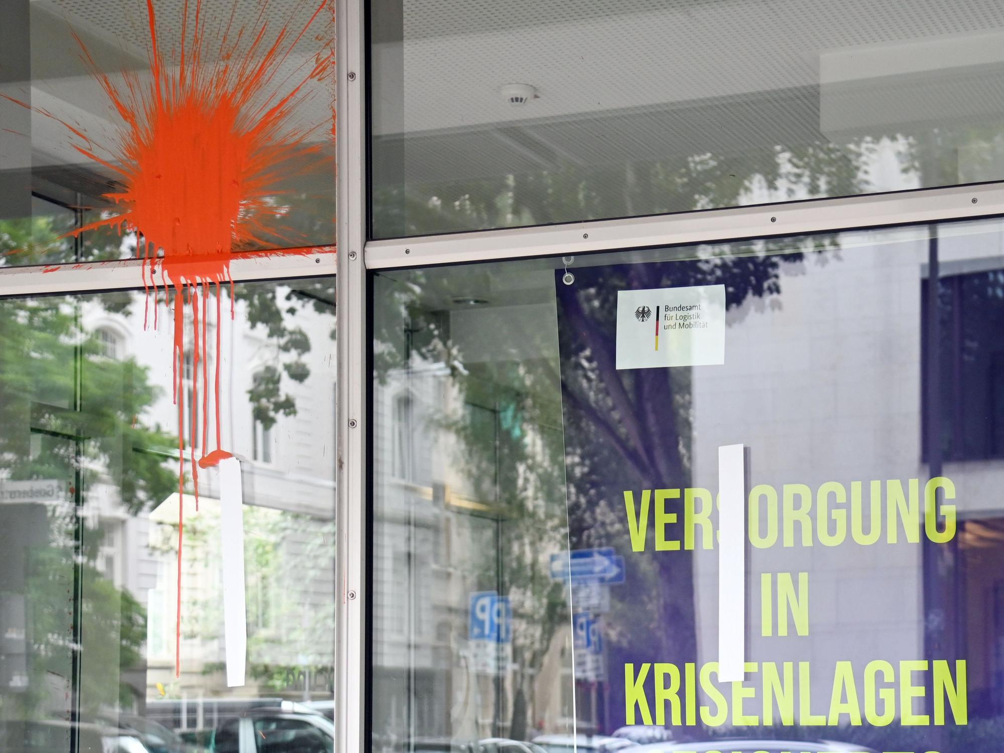 04.09.2026 Köln. Auf das Gebäude des Bundesamts für Logistik und Mobilität hat es einen Farbanschlag gegeben. Auch von einer Farbbombe war die Rede. Foto: Alexander Schwaiger