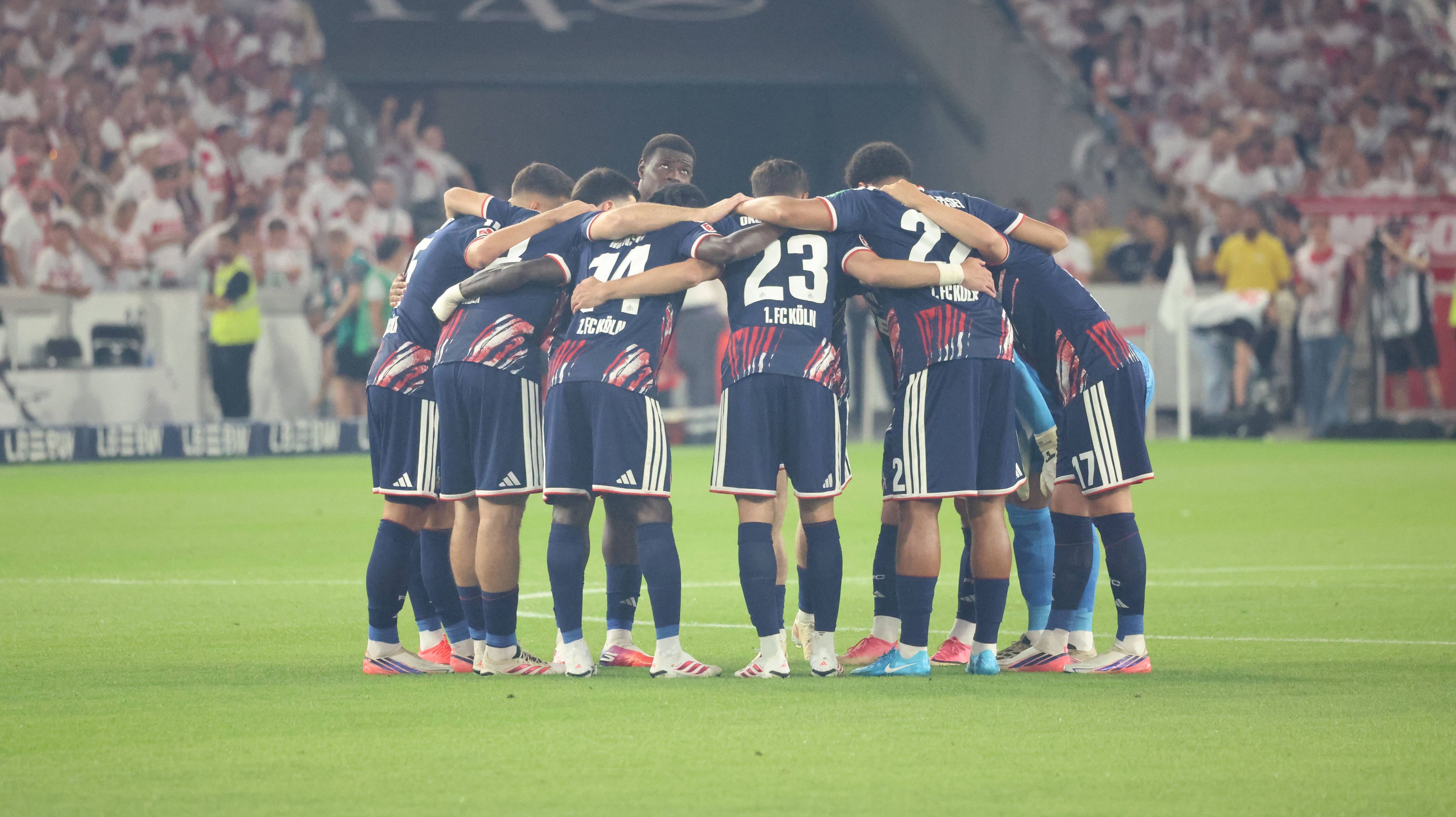 Die FC-Profis bilden einen Spielerkreis.