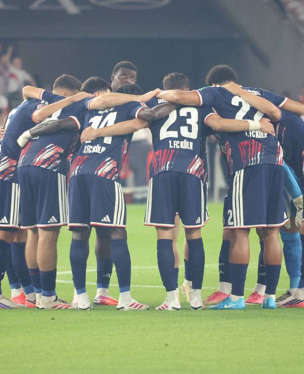 Die FC-Profis bilden einen Spielerkreis.