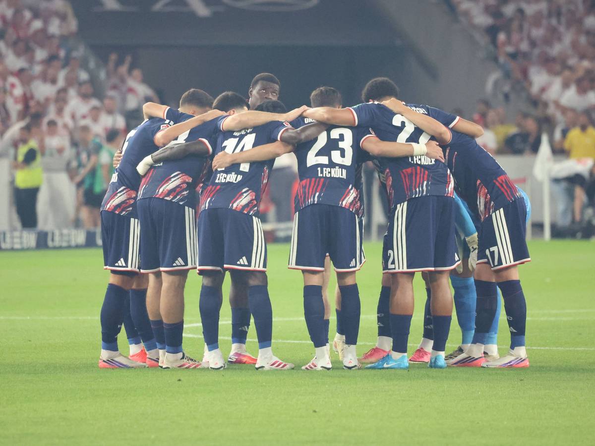 Die FC-Profis bilden einen Spielerkreis.