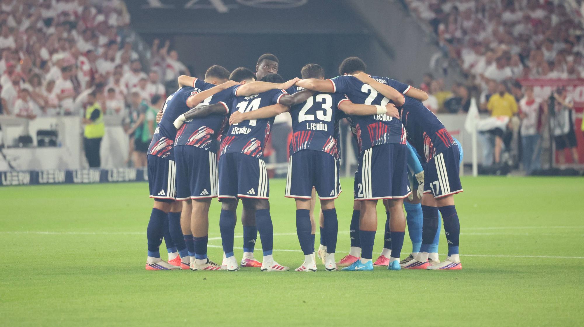 Die FC-Profis bilden einen Spielerkreis.