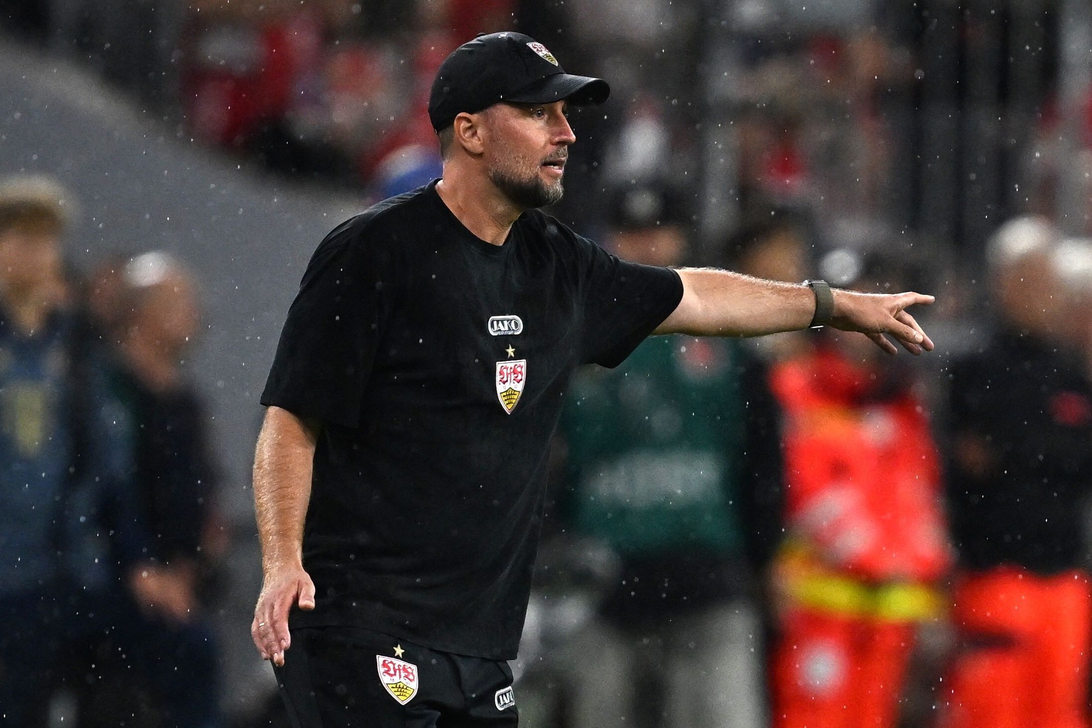 VfB-Trainer Sebastian Hoeneß gestikuliert an der Seitenlinie.
