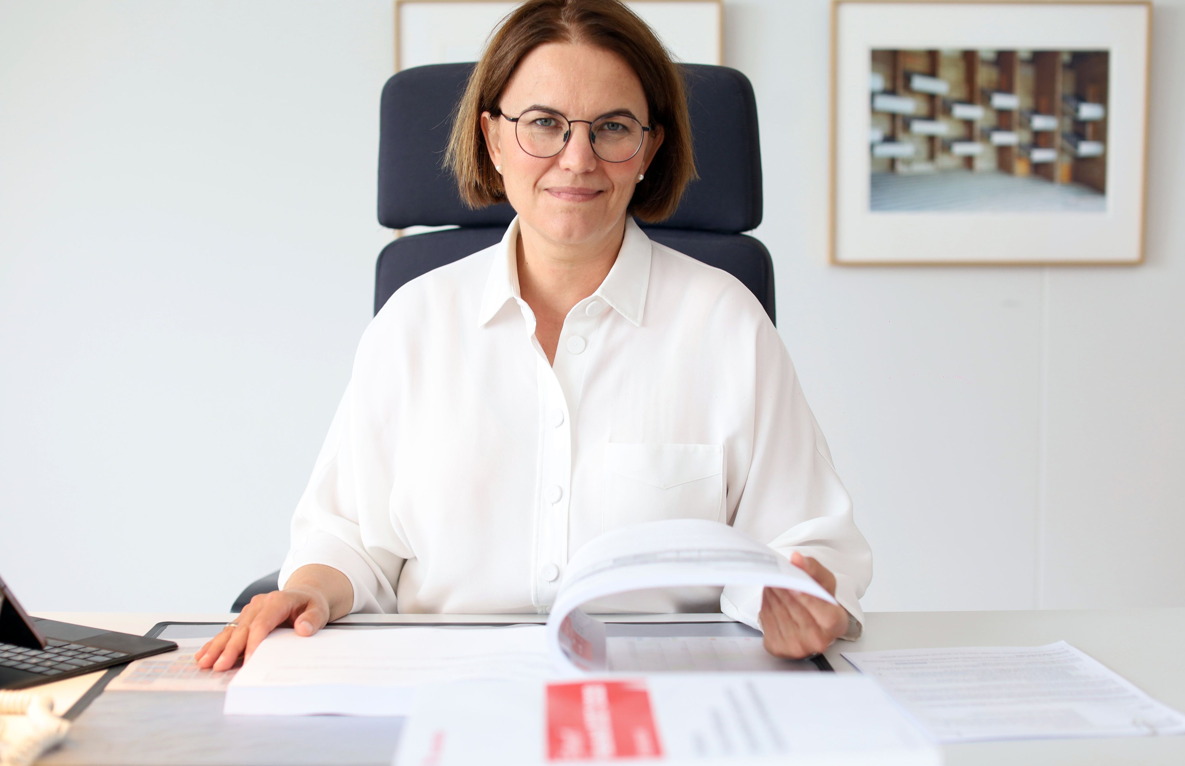 Stadtkämmerin Dörte Diemert in ihrem Büro mit dem ausgedruckten Entwurf für den Kölner Haushalt 2027/2028.