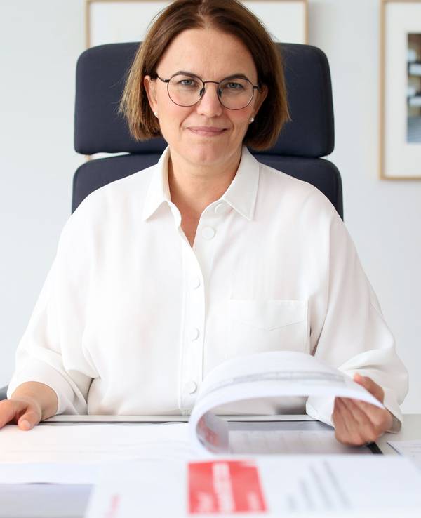 Stadtkämmerin Dörte Diemert in ihrem Büro mit dem ausgedruckten Entwurf für den Kölner Haushalt 2027/2028.