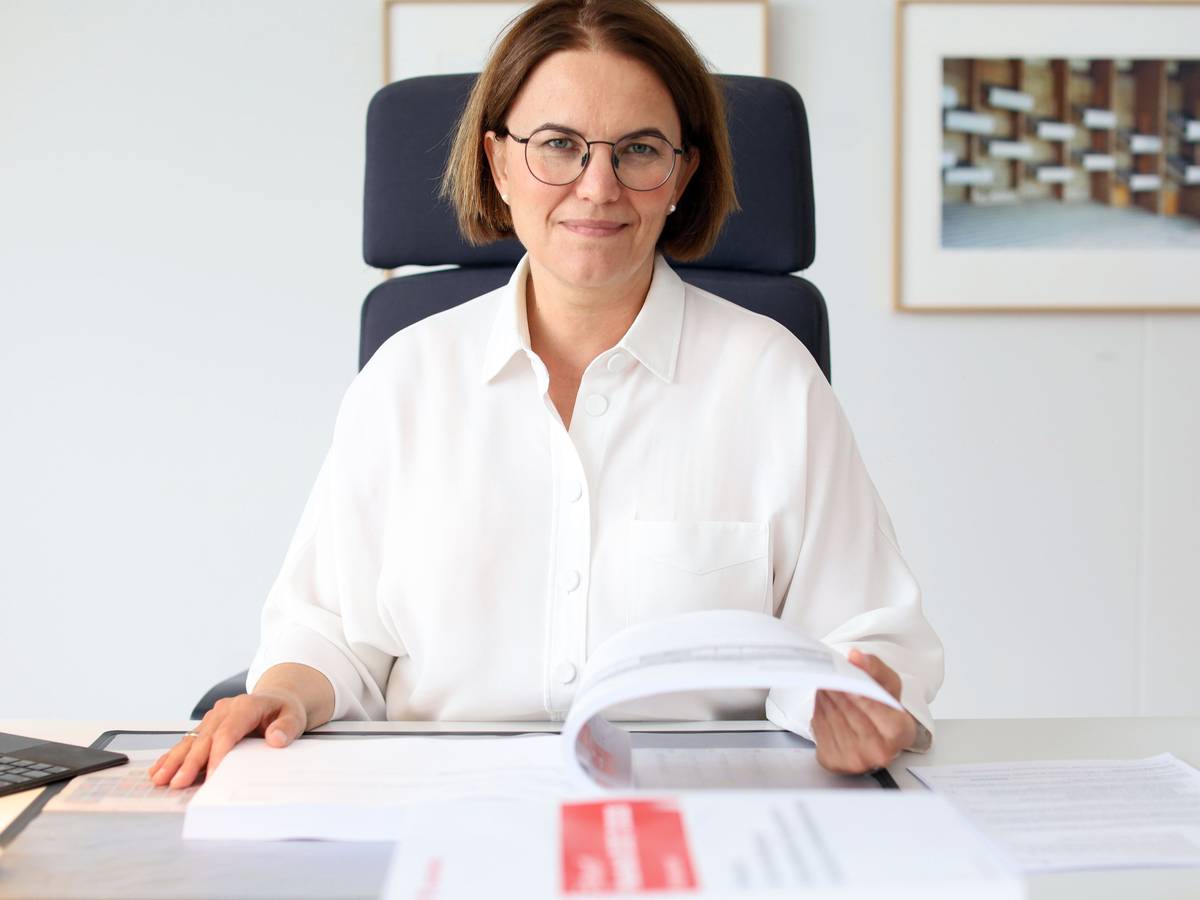 Stadtkämmerin Dörte Diemert in ihrem Büro mit dem ausgedruckten Entwurf für den Kölner Haushalt 2027/2028.