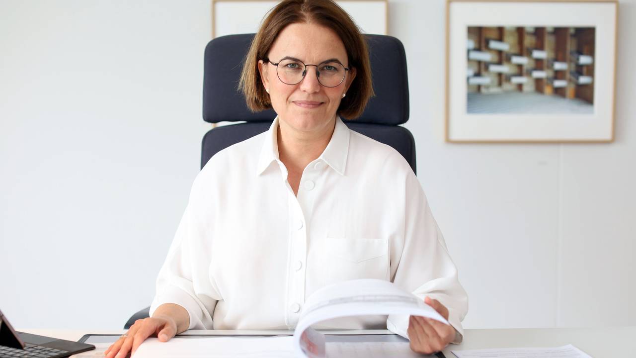 Stadtkämmerin Dörte Diemert in ihrem Büro mit dem ausgedruckten Entwurf für den Kölner Haushalt 2027/2028.