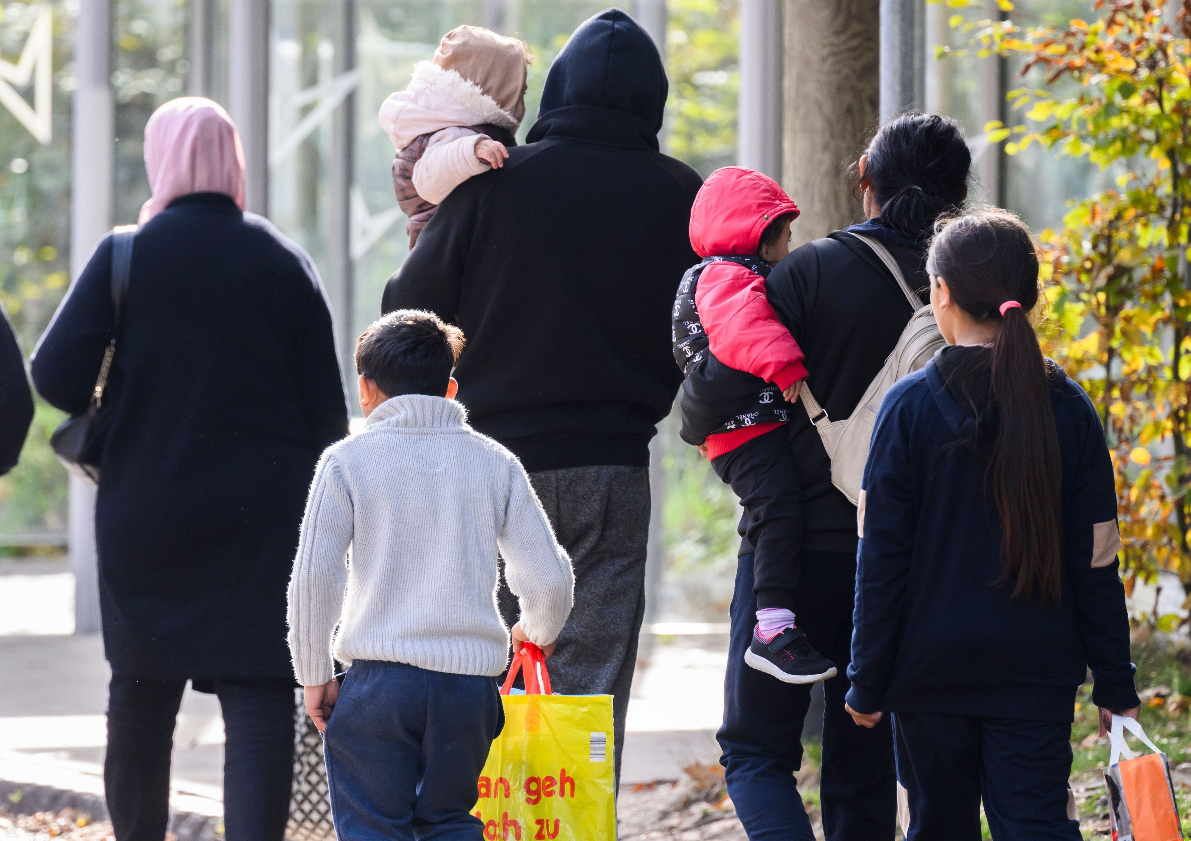 Geflüchtete verlassen die Landesaufnahmebehörde Niedersachsen am Standort Braunschweig.