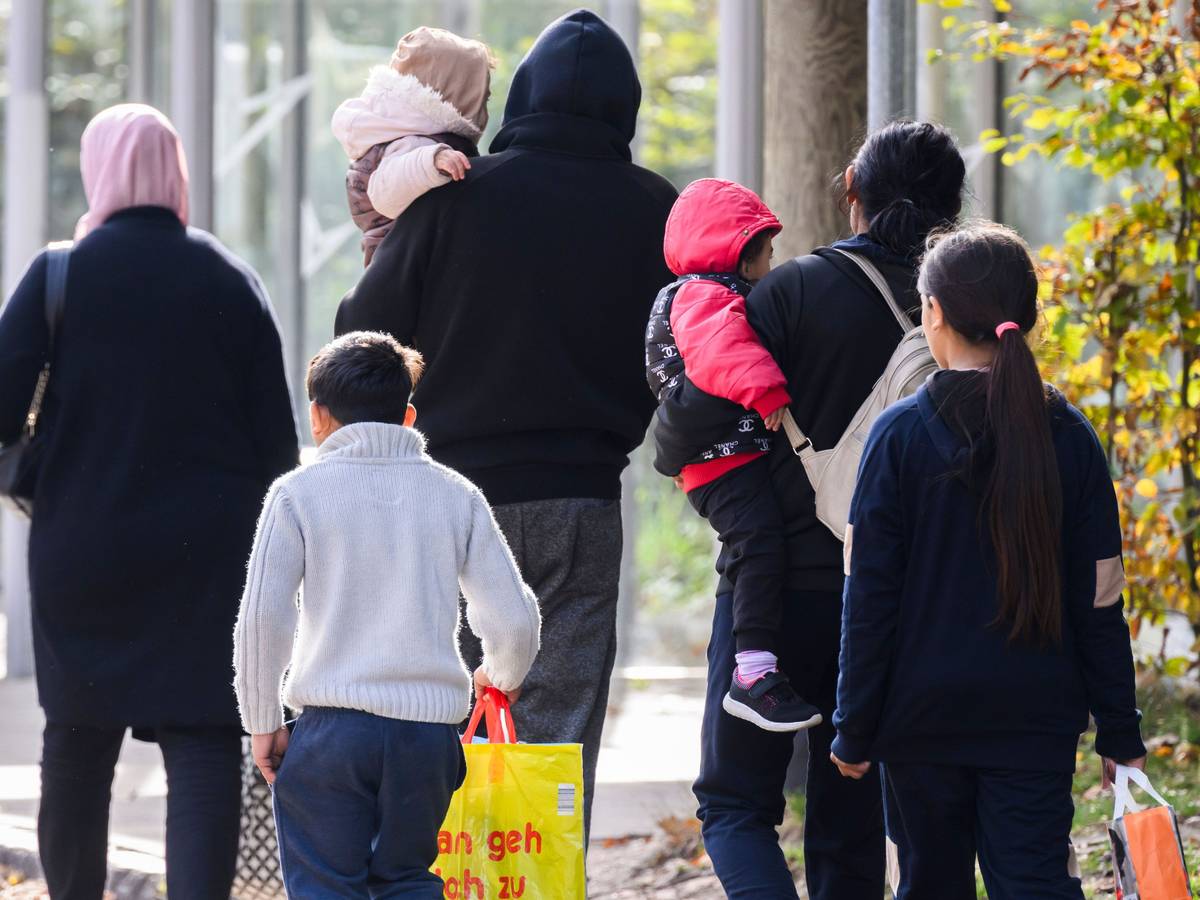 Geflüchtete verlassen die Landesaufnahmebehörde Niedersachsen am Standort Braunschweig.