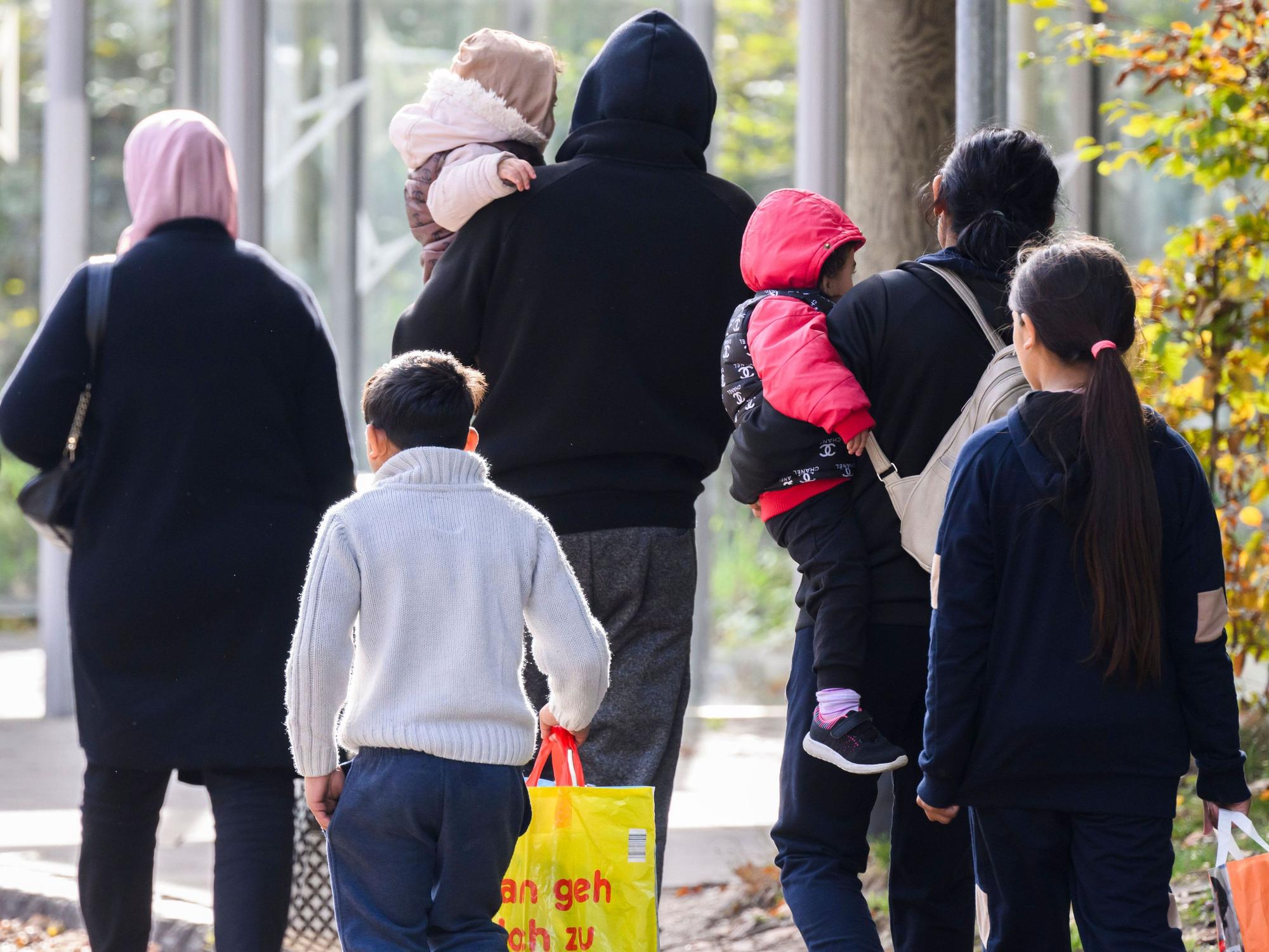 Geflüchtete verlassen die Landesaufnahmebehörde Niedersachsen am Standort Braunschweig.