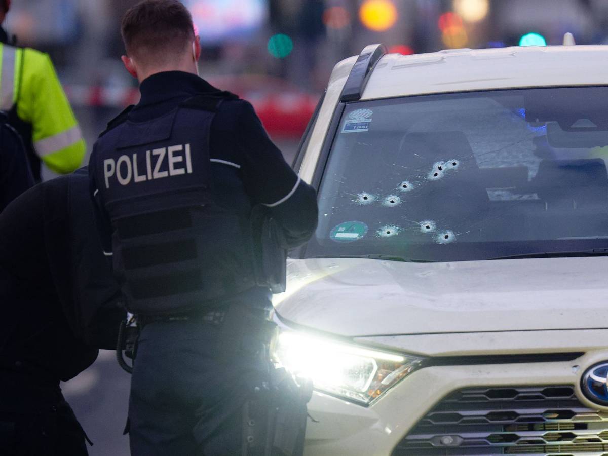In der Frontscheibe eines Taxis sind mehrere Einschusslöcher.