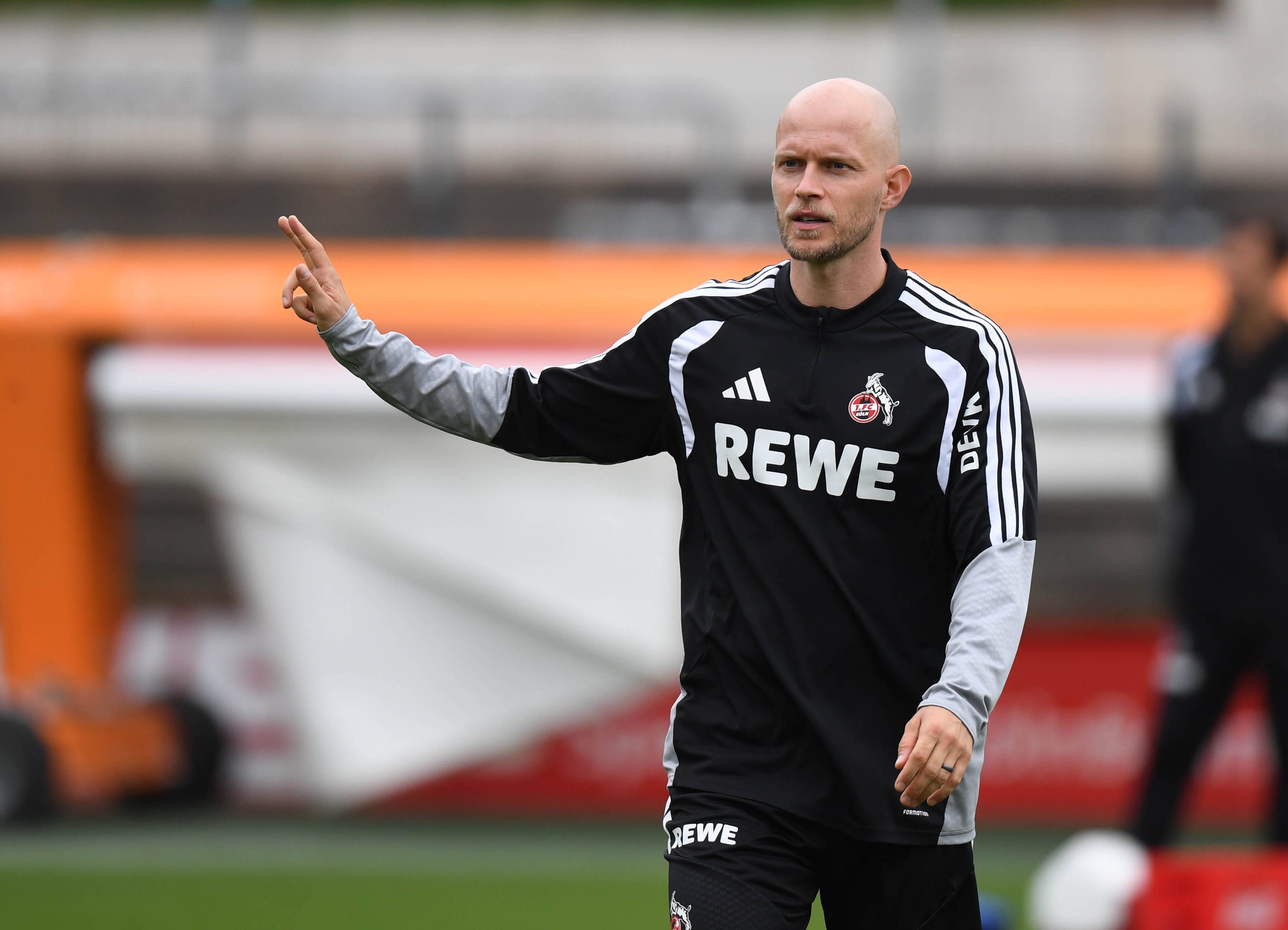 Anweisungen von René Wagner auf dem Trainingsplatz beim 1. FC Köln.