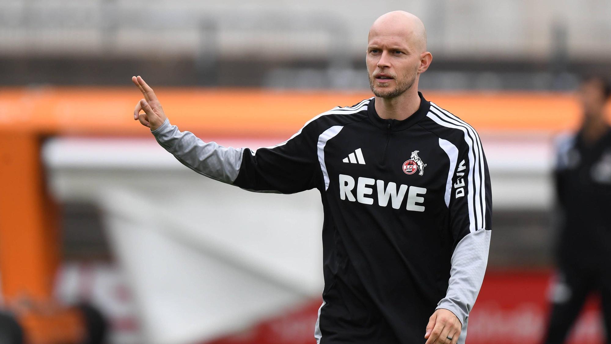 Anweisungen von René Wagner auf dem Trainingsplatz beim 1. FC Köln.