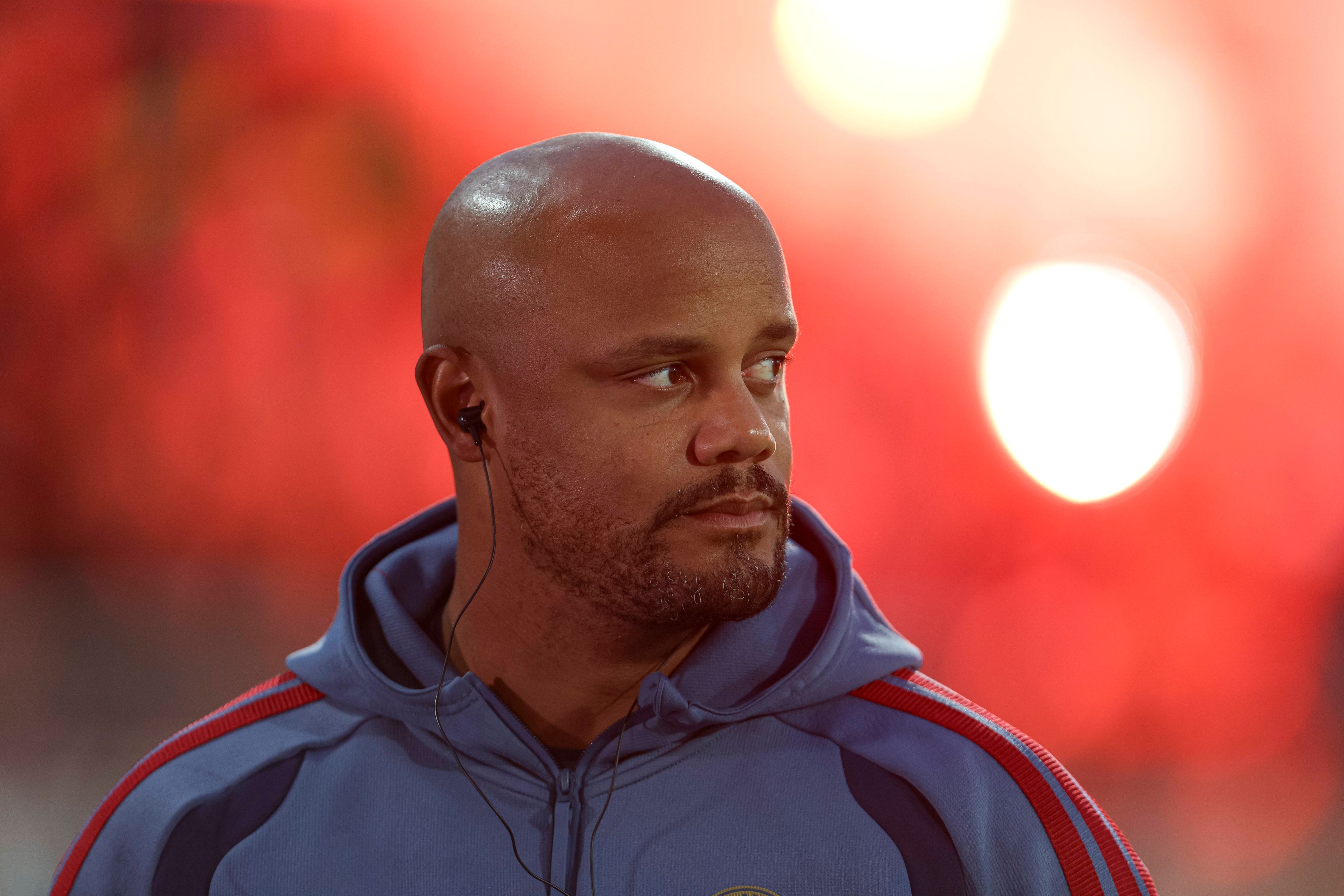 Vincent Kompany von Bayern München am Spielfeldrand.