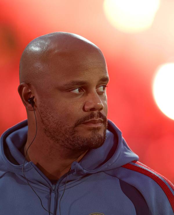 Vincent Kompany von Bayern München am Spielfeldrand.