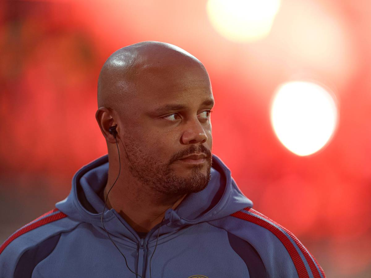 Vincent Kompany von Bayern München am Spielfeldrand.