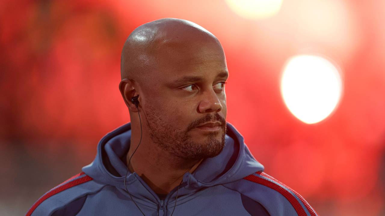 Vincent Kompany von Bayern München am Spielfeldrand.