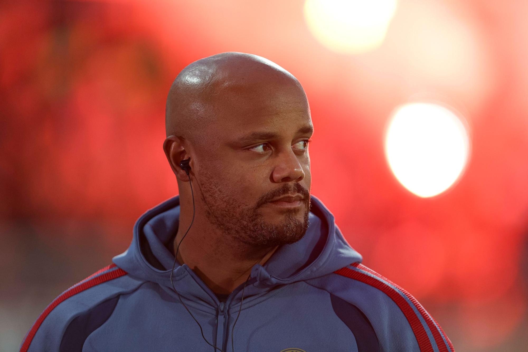 Vincent Kompany von Bayern München am Spielfeldrand.