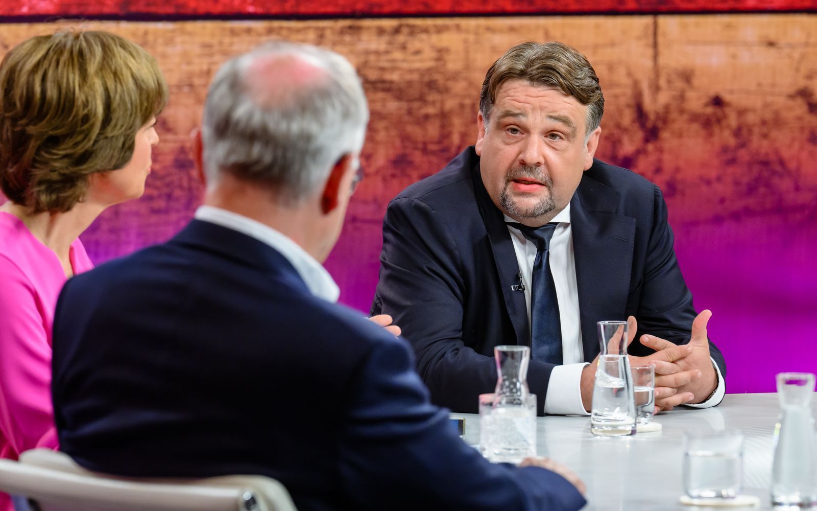 Dennis Radtke von der CDU erteilte einer Zusammenarbeit mit der AfD eine klare Absage: Die Brandmauer sei kein Instrument, um Feuer zu bekämpfen, sondern eine Sicherheitsvorkehrung, damit das Feuer nicht übergreife. (Bild: ZDF/Svea Pietschmann )