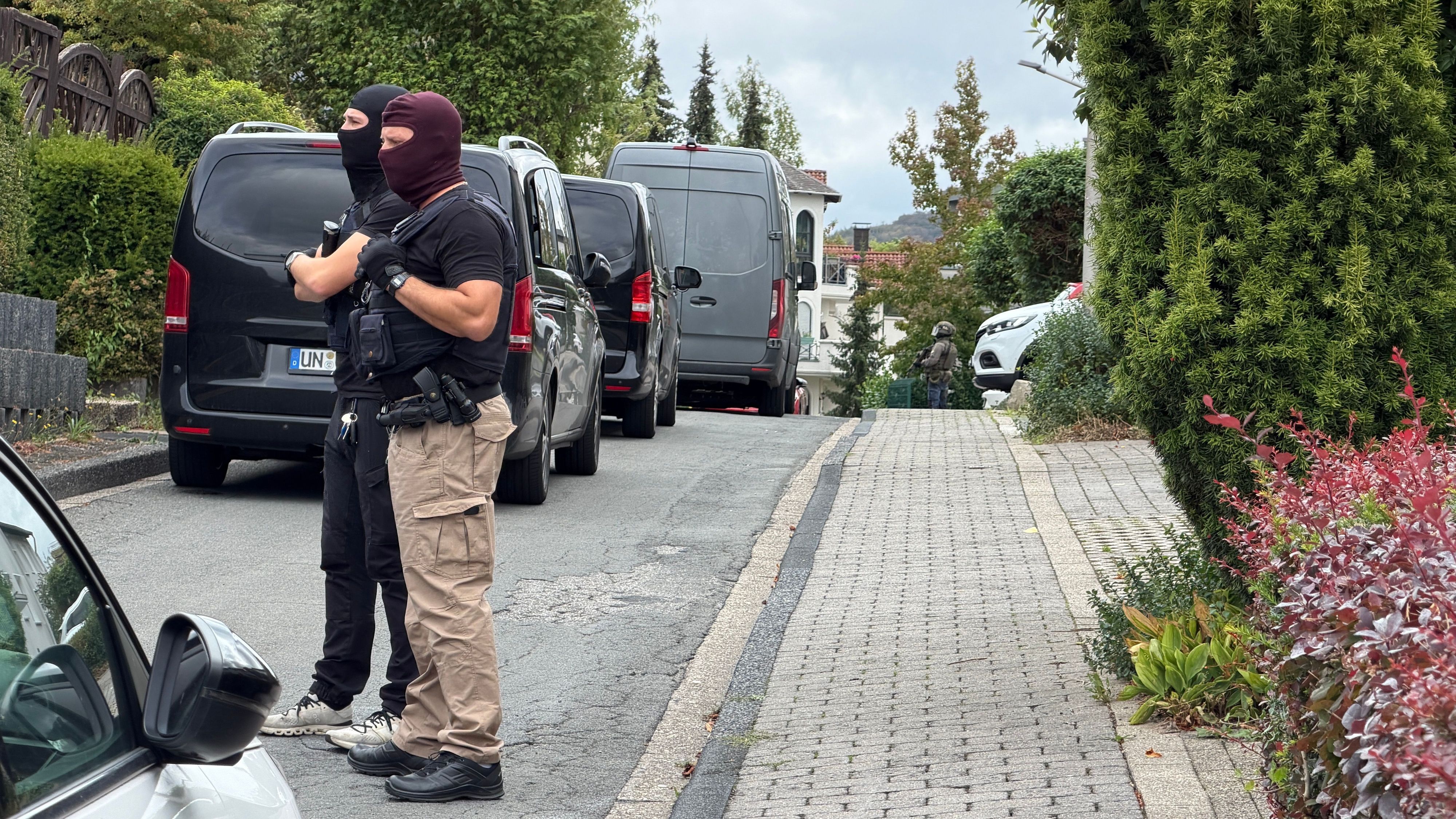 Spezialkräfte sichern eine Straße am Einsatzort.