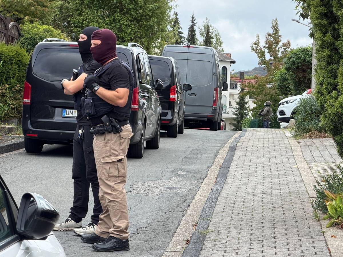 Spezialkräfte sichern eine Straße am Einsatzort.