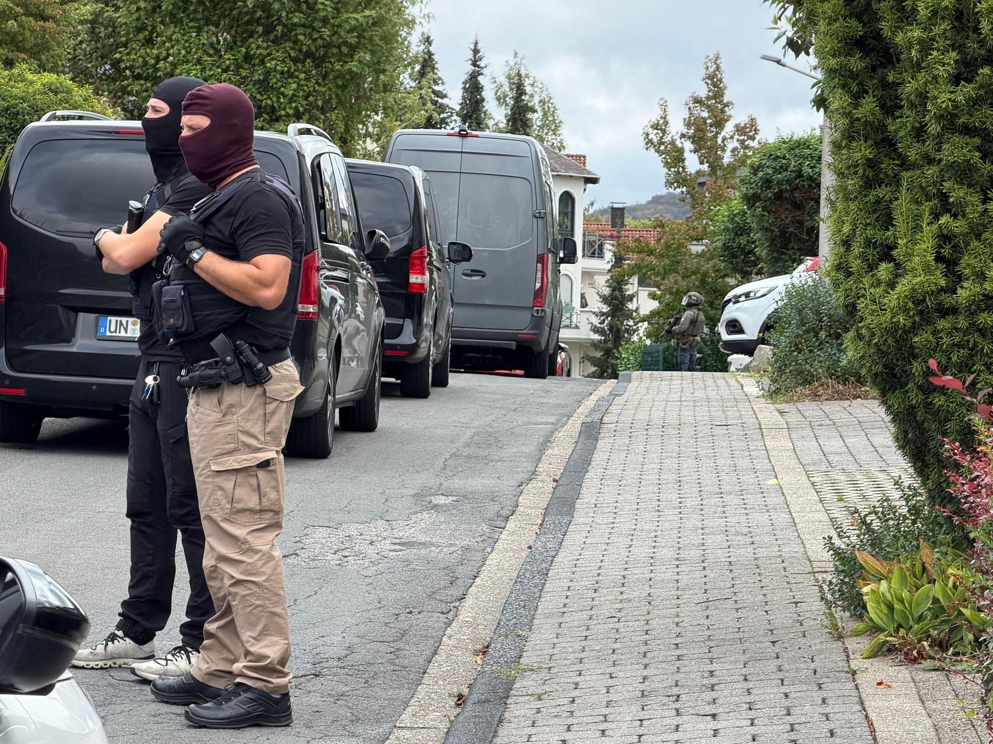 Spezialkräfte sichern eine Straße am Einsatzort.