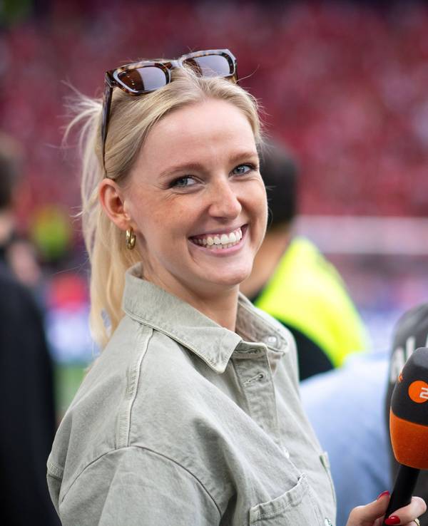 Franziska Müllers lächelt und hält ein Mikrofon