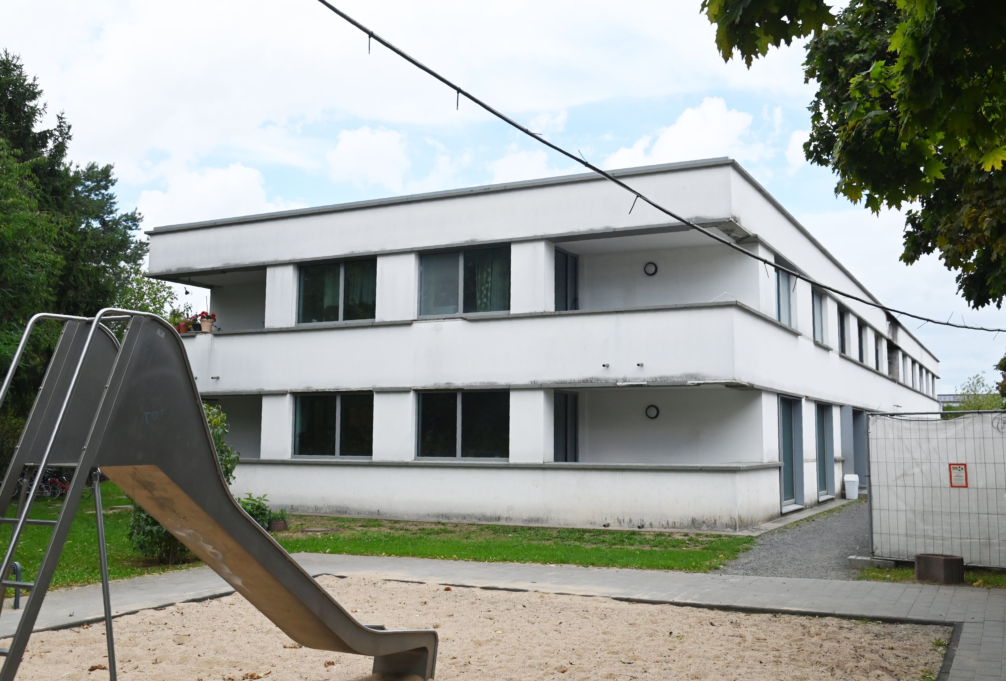 Das einstöckige Flüchtlingswohnheim steht leer.