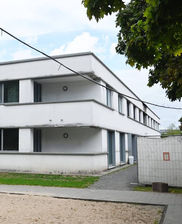 Das einstöckige Flüchtlingswohnheim steht leer.