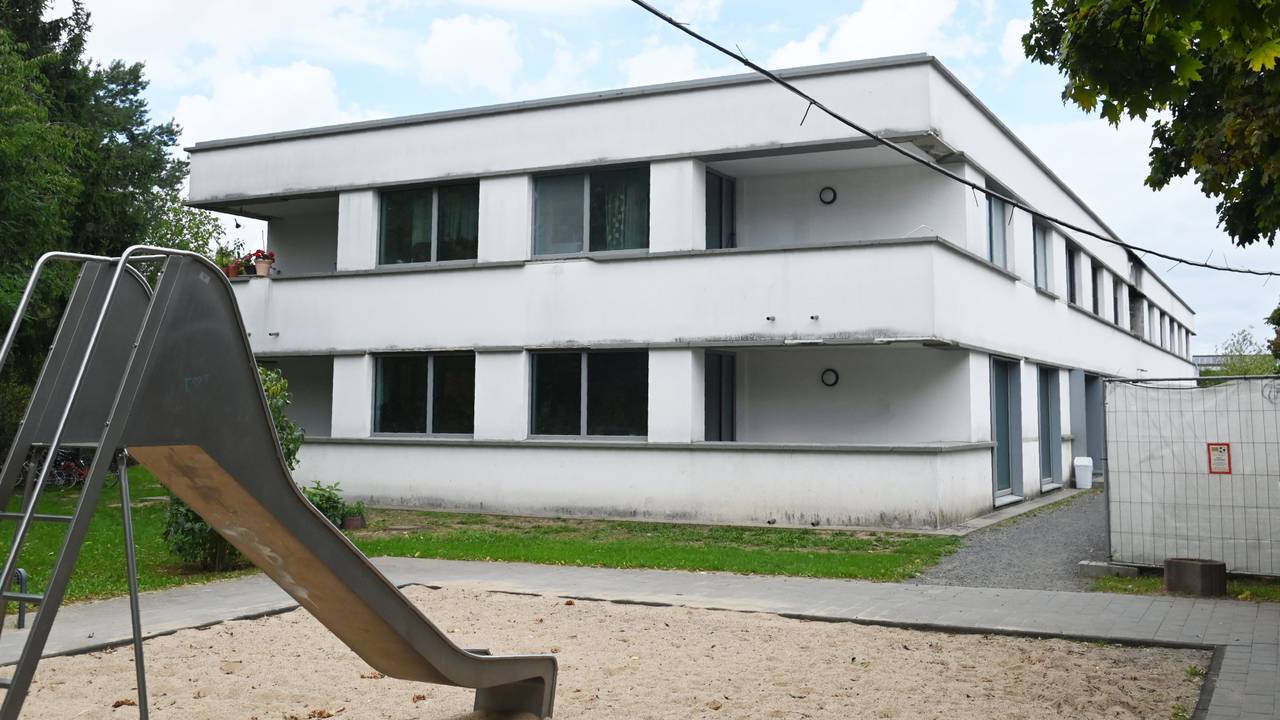 Das einstöckige Flüchtlingswohnheim steht leer.