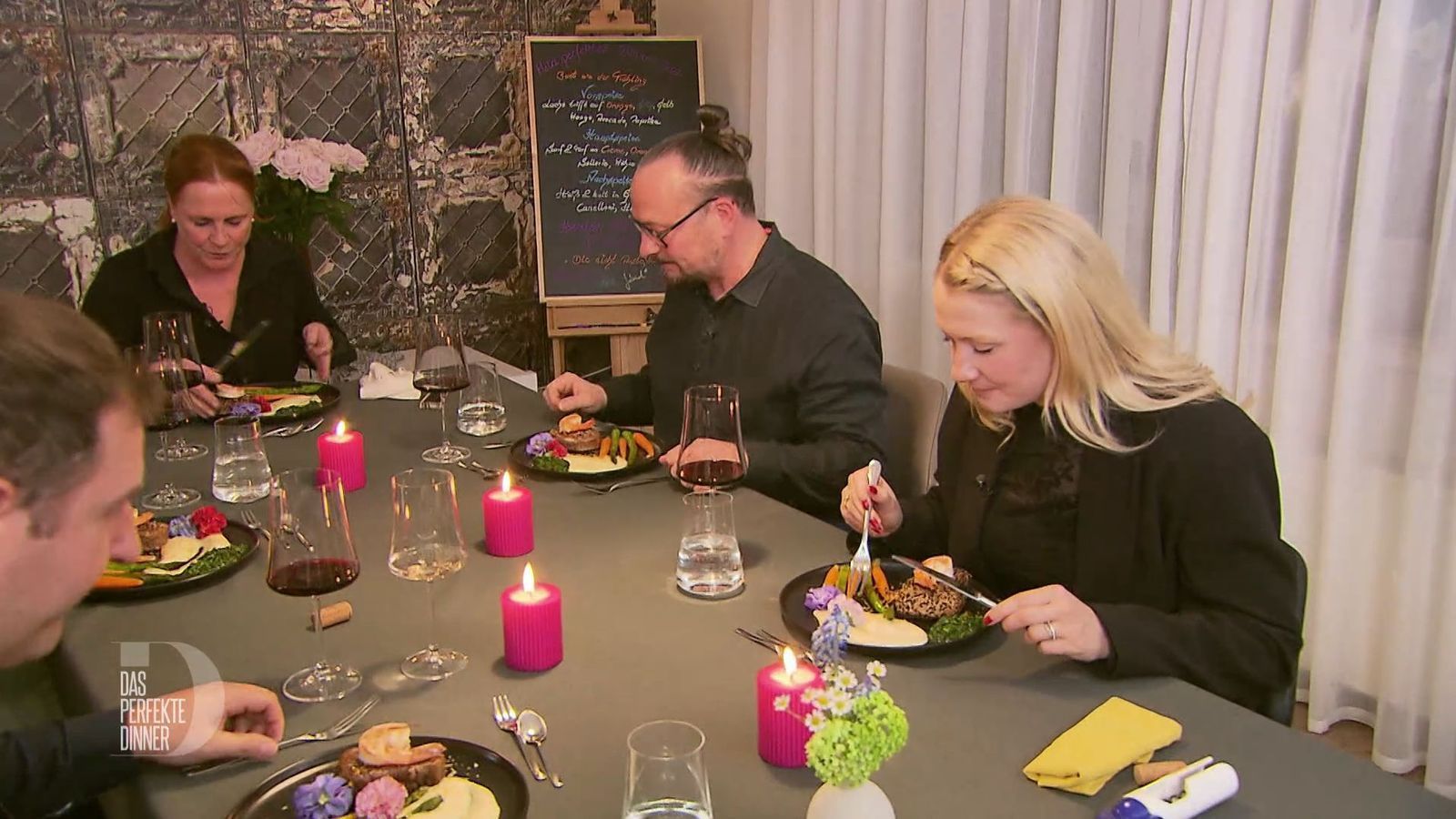 Der Hauptgang bekommt durch Möhren und Spargel seine frühlingshaften Farbakzente.
 (Bild: RTL)