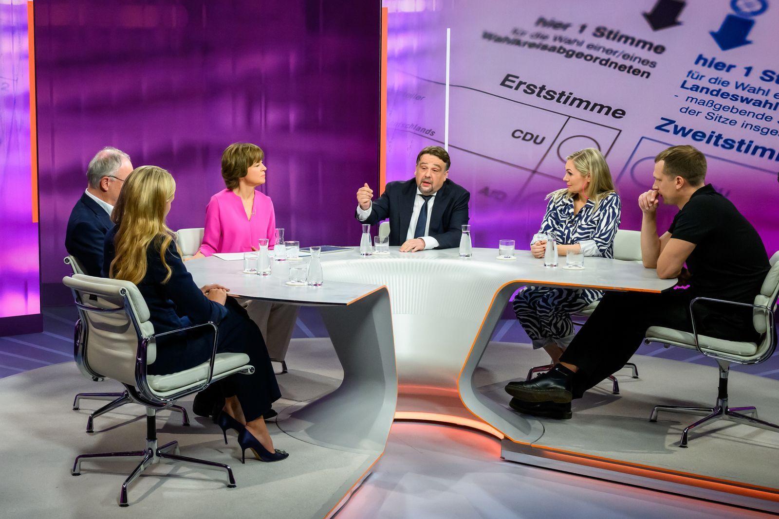 „Der Osten wählt - die letzten Tage der Brandmauer?“ - Über diese Frage wurde bei „Maybrit Illner“ heftig disktuiert. (Bild: ZDF/Svea Pietschmann )