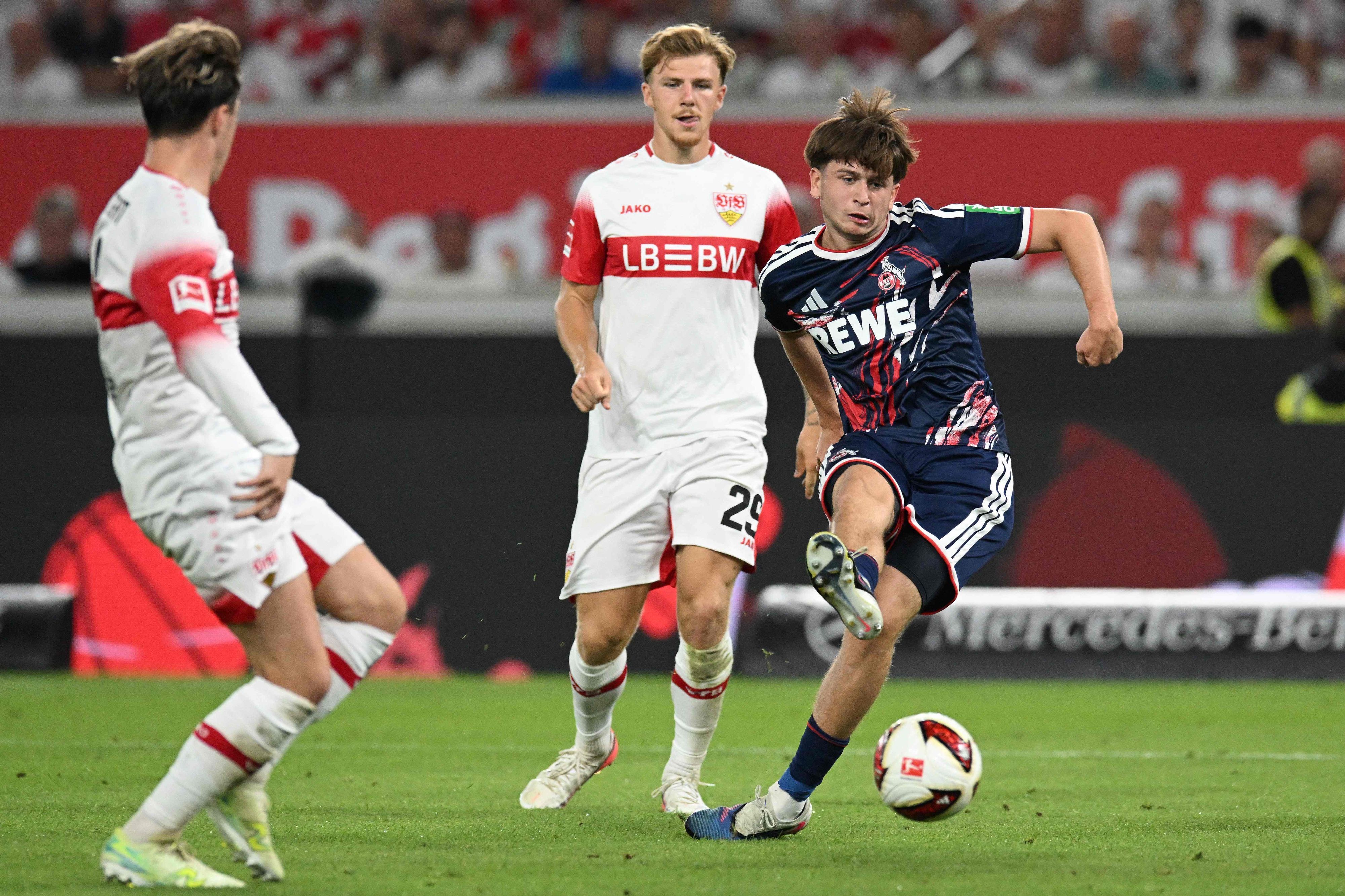 Torschuss von Mikey Moore beim 1. FC Köln.