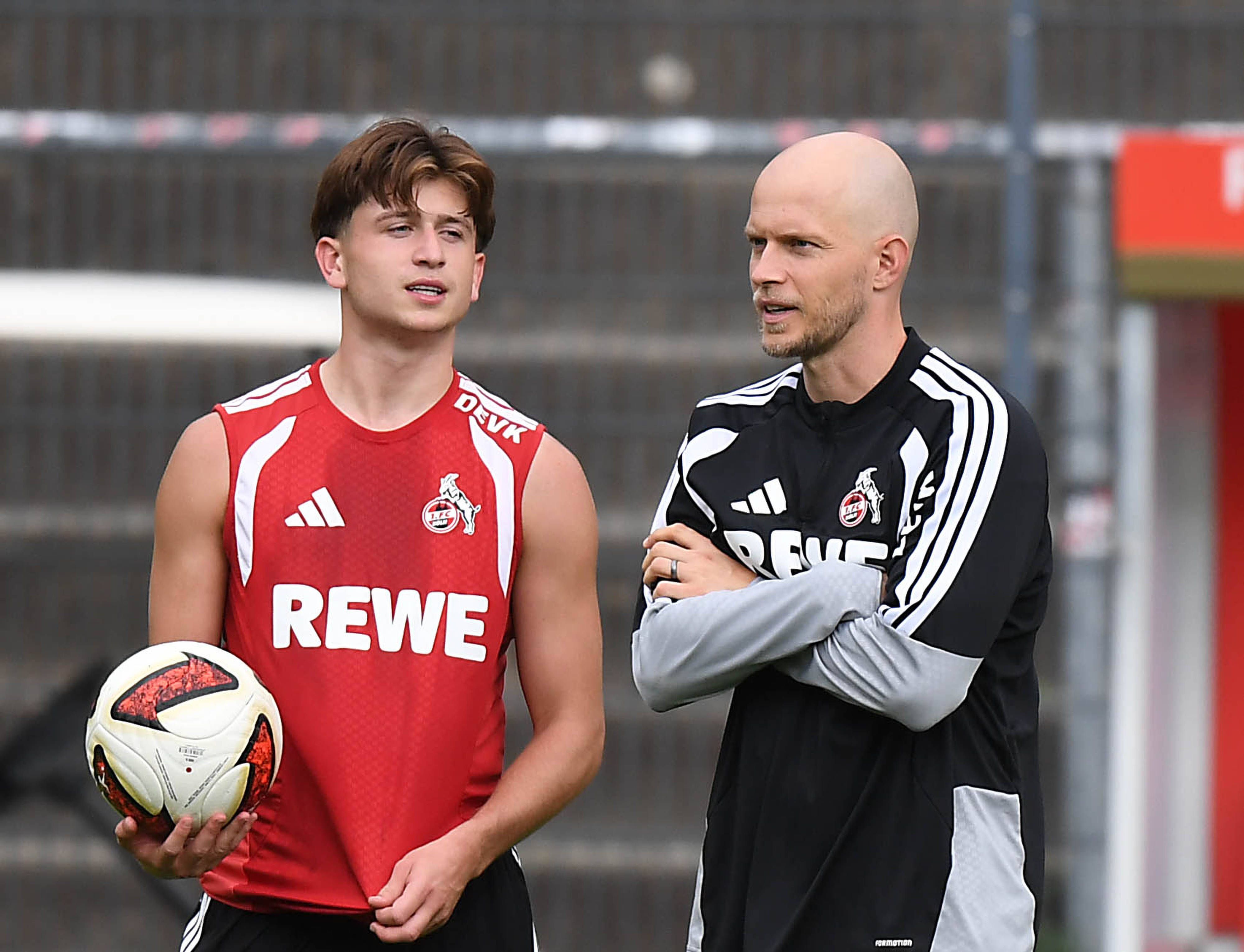 FC-Neuzugang Mikey Moore (l.) und Trainer René Wagner besprechen sich am Spielfeldrand.