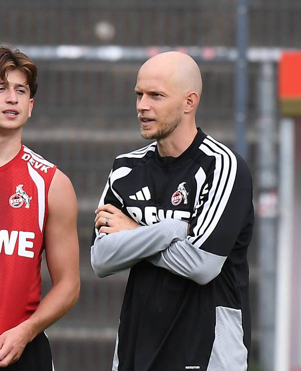 FC-Neuzugang Mikey Moore (l.) und Trainer René Wagner besprechen sich am Spielfeldrand.