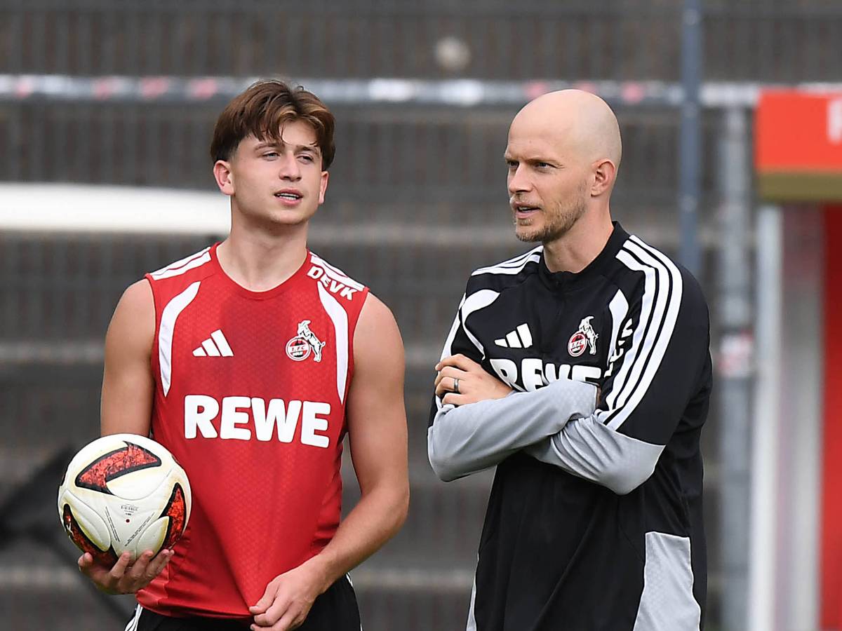 FC-Trainer René Wagner und Mikey Moore stehen am Rande des FC-Trainings zusammen.