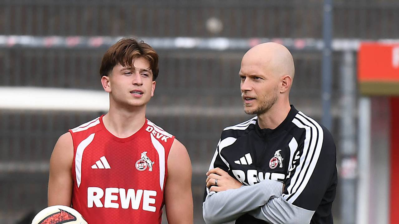 FC-Neuzugang Mikey Moore (l.) und Trainer René Wagner besprechen sich am Spielfeldrand.