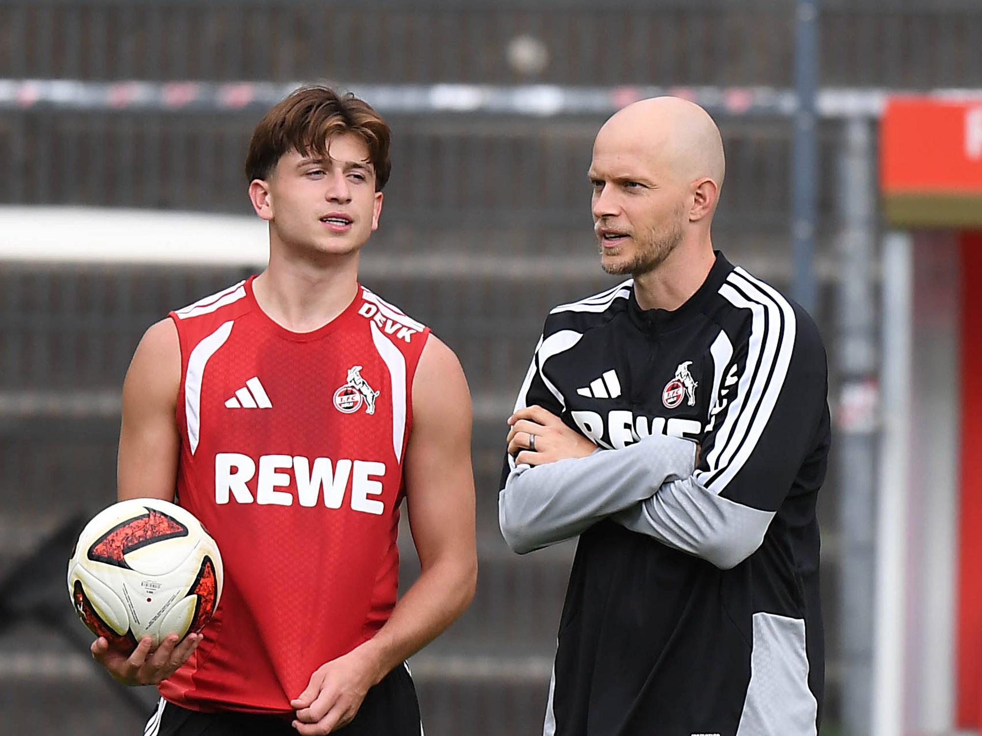 FC-Trainer René Wagner und Mikey Moore stehen am Rande des FC-Trainings zusammen.