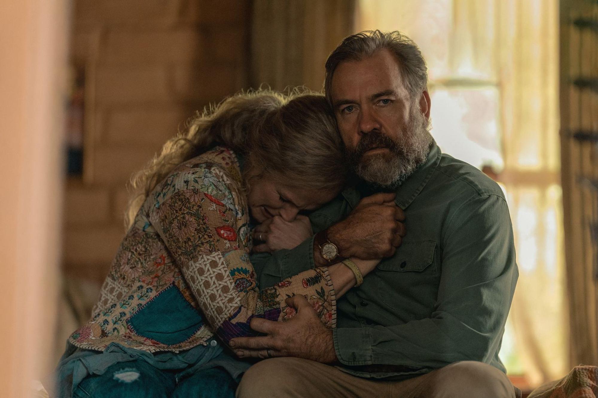 Die religiösen Eheleute Henry (Brendan Cowell) und Jenna Reid (Maxine Peake) meiden den Kontakt zur Außenwelt. (Bild: Apple TV)