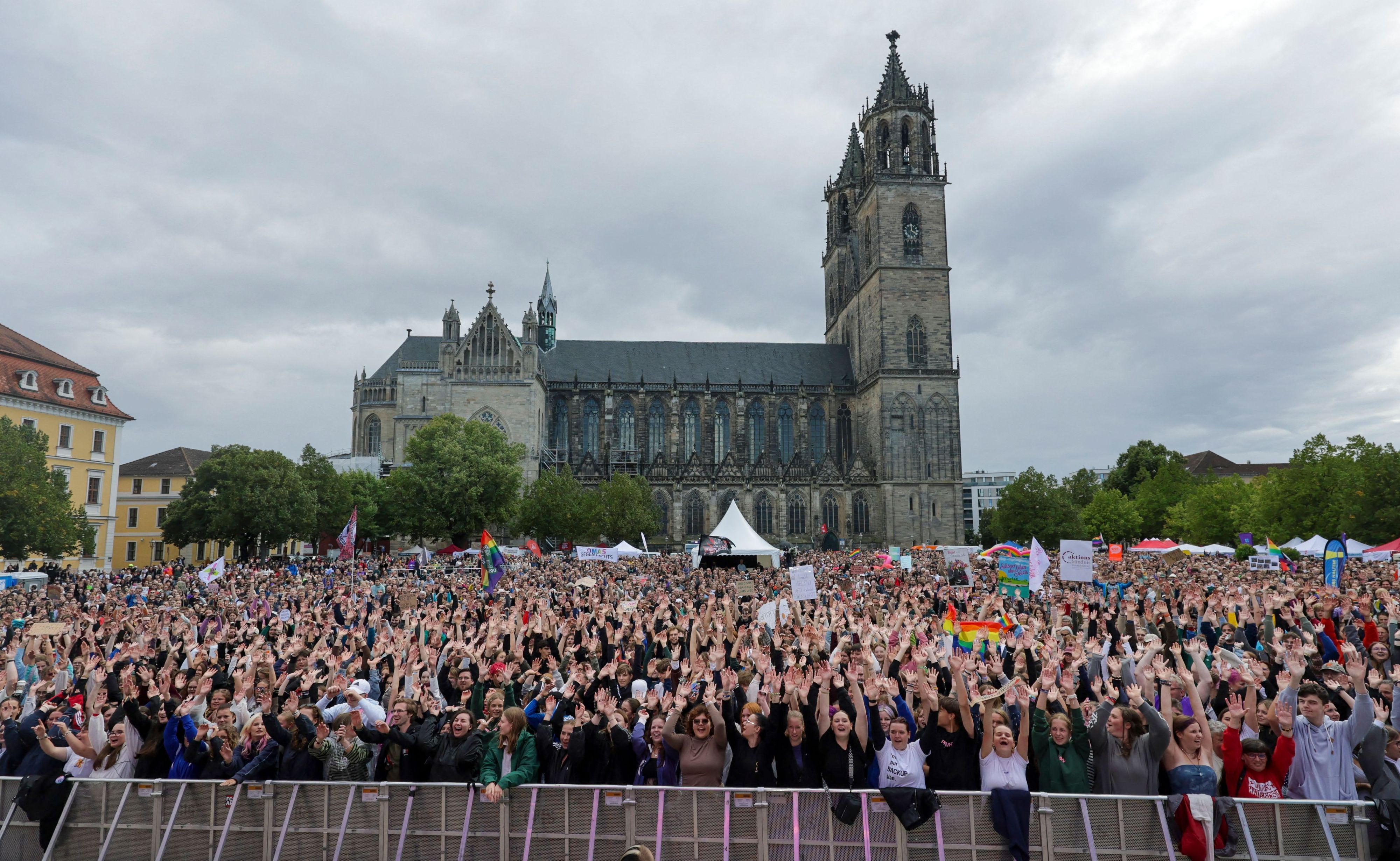 Tausende Gäste des Demokratiefestivals jubeln auf dem Domplatz. Einen Tag vor der Landtagswahl findet hier ein Demokratiefestival des Bündnisses „Sachsen-Anhalt. Weltoffen“ unter dem Motto „Vielfältig. Demokratisch. Solidarisch. - Wir haben die Wahl.“ statt.